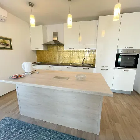 Apartment In 43213 Dramalj